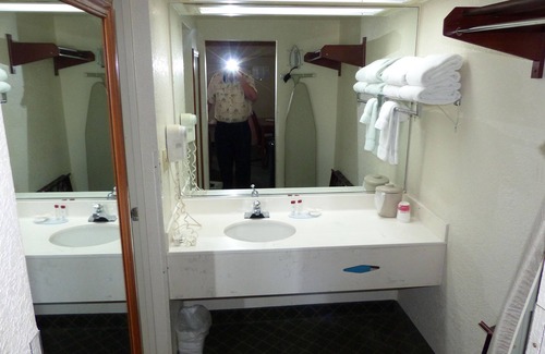 Trailer Estates Hotel | SARASOTA Waterfront hotel Room KING BED # 215 ON SARA BAY 7150 N Tamiami Trail