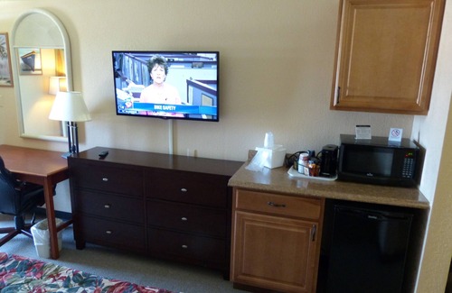 Trailer Estates Hotel | SARASOTA Waterfront hotel Room KING BED # 215 ON SARA BAY 7150 N Tamiami Trail