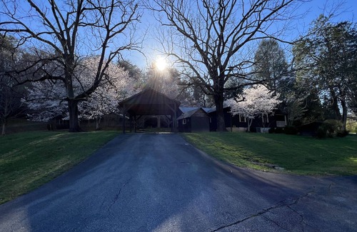 Sautee Nacoochee Cottage | Sautee Valley Farm Cottage- 10 minutes from Helen and Unicoi State Park