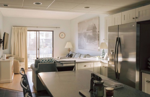 Lewes Apartment | Savannah Cabana/Beach & Firework Views!