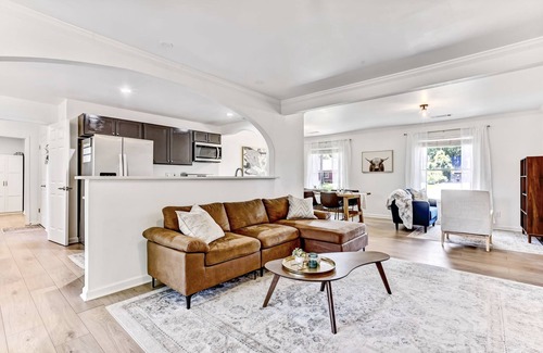 Isle of Hope Historic District House | Savannah Place: Mid-century modern 3 Bedroom Home