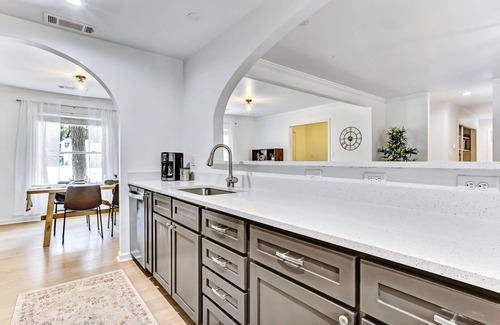 Isle of Hope Historic District House | Savannah Place: Mid-century modern 3 Bedroom Home