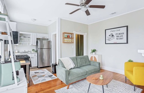 Midtown Apartment | Savannah Retro Loft - Thomas Square