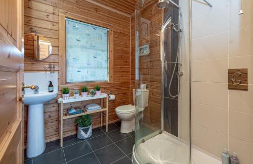 Menai Bridge House | Scandi Cabin in Heart of Anglesey with Parking