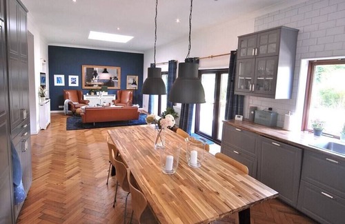 Epsom House | Scandi-Style 4B Bungalow Large Garden and Parking
