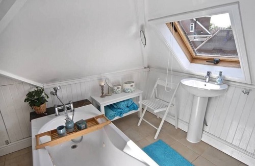 Epsom House | Scandi-Style 4B Bungalow Large Garden and Parking
