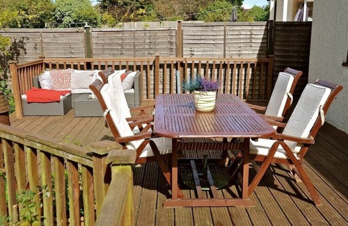 Epsom House | Scandi-Style 4B Bungalow Large Garden and Parking