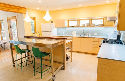 Soda Springs Cabin | Scandinavian Style 3-bedroom cabin in delightful Soda Springs with WiFi