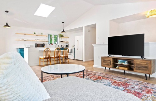 Scarborough Apartment | Scarborough Sanctuary-Cozy retreat close to all local attractions.