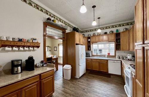 Baker City House | Scarlet Begonia - Great for Families, Large 4 Bdrm, Local Golfing 50% Off!