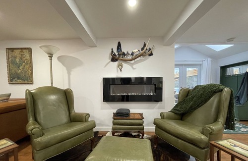 Sooke House | Scarlet Oak - New to Vrbo. 1 bedroom suite, walk out, in a heritage country home