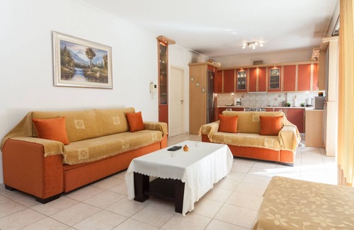 Petralona Apartment | Scenic Balcony Apt in Vibrant Petralona
