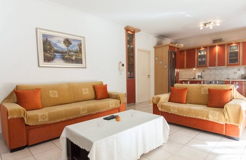 Petralona Apartment | Scenic Balcony Apt in Vibrant Petralona