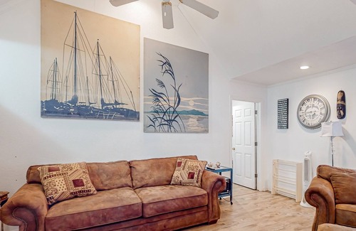 Valley Mills House | Scenic guest home with private hot tub, nature trails, basketball court, & W/D