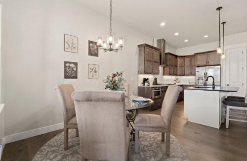 Loveland House | Scenic Mountain Retreat Golf, Pickleball, Relax