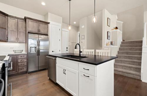 Loveland House | Scenic Mountain Retreat Golf, Pickleball, Relax