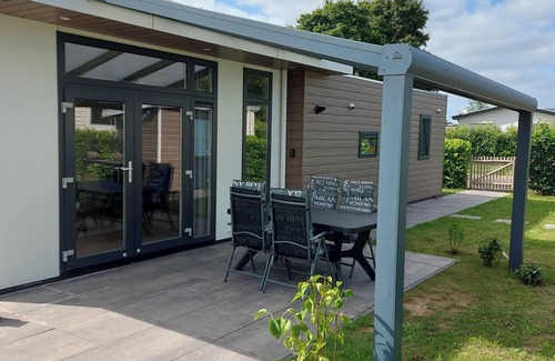 Lathum Ski Chalet | Schönes Ferienhaus in Holland am See, im Ferienpark mit Schwimmbad uvm