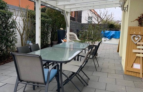 Vorstetten Apartment | Schönes Zimmer mit Schlaf- und Wohnbereich, Extra Badezimmer