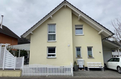 Vorstetten Apartment | Schönes Zimmer mit Schlaf- und Wohnbereich, Extra Badezimmer