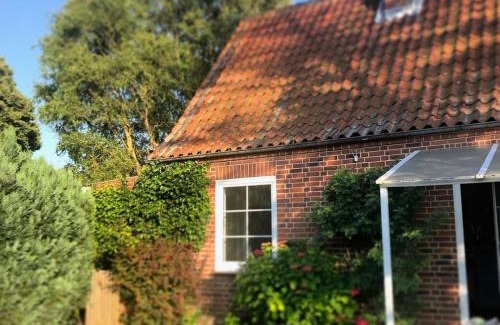 Fehmarn House | Schoenes-Ferienhaus-mit-Garten-Mid-Century-Moebeln-in-Strand-naehe-Avendorf
