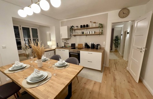 Josephsplatz House | Schwabing apartment with kitchen, conservatory and rain shower in the heart of Munich