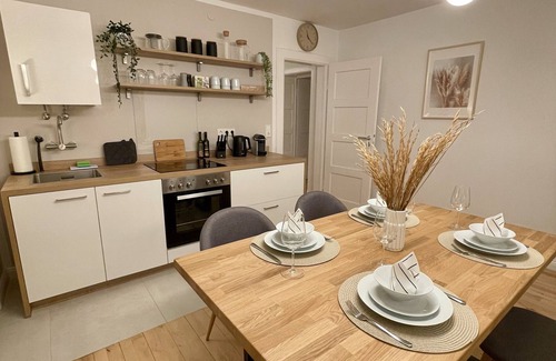Josephsplatz House | Schwabing apartment with kitchen, conservatory and rain shower in the heart of Munich
