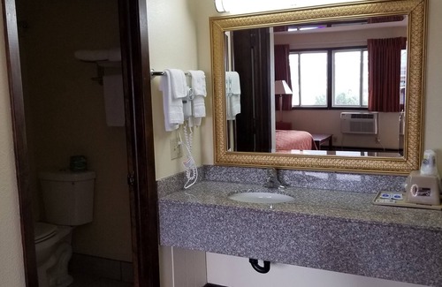 Eau Claire Hotel | Scottish Inns & Suites Eau Claire