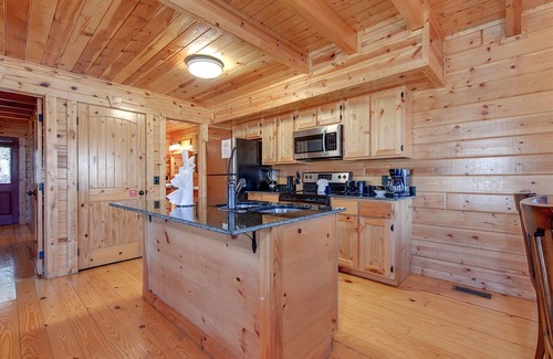 White Oak Lodge Cabin | Screened-In Porch With Hot Tub, Upscale Finishes + Resort Amenities