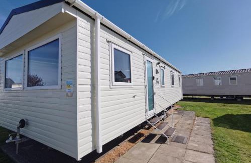 Mablethorpe Ski Chalet | Sea activities Golden Sands beach relax