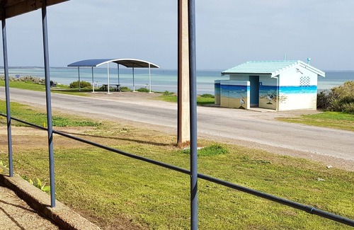 Minlacowie House | Sea Breeze at Hardwicke Bay - holiday home on the foreshore