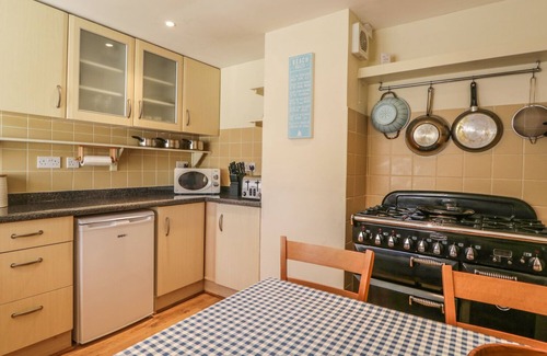 Cullen House | SEA BREEZE COTTAGE, family friendly, with a garden in Cullen