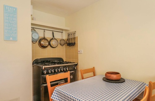 Cullen House | SEA BREEZE COTTAGE, family friendly, with a garden in Cullen