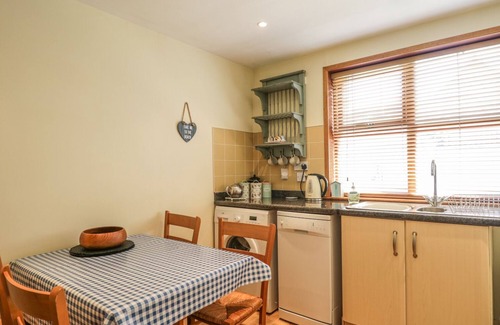 Cullen House | SEA BREEZE COTTAGE, family friendly, with a garden in Cullen