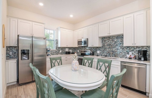 West Kissimmee Cottage | Sea Breeze Cottage near Disney with Margaritaville Resort & Island H20.