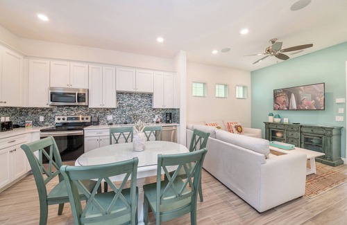 West Kissimmee Cottage | Sea Breeze Cottage near Disney with Margaritaville Resort & Island H20.