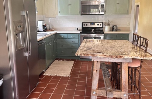 Darien Cottage | Sea captain's home near the marsh and minutes to downtown Darien. Pet-friendly!