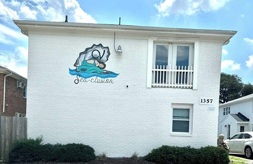 Bayview Apartment | SEA-clusion 1 cozy apartment across the street from the beach!