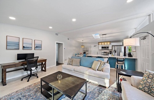 Sarasota House | Sea Mist Hideaway | Lanai, Outdoor Lounge + Fire-Pit!