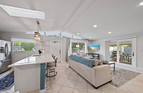 Sarasota House | Sea Mist Hideaway | Lanai, Outdoor Lounge + Fire-Pit!