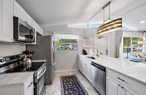 Sarasota House | Sea Mist Hideaway | Lanai, Outdoor Lounge + Fire-Pit!