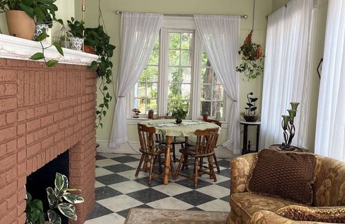 Oakwood Historic District Bed & Breakfast | Sea Room at The Dragonfly Inn