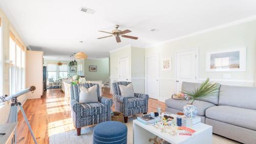 Isle of Palms House | Sea Shell by AvantStay Breezy Beachside Getaway w Rooftop Deck 6 BRs