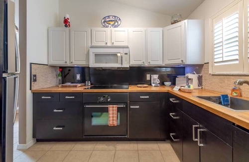 St. Augustine Beach Cottage | Sea Turtle Beach Cottagen2/2 with bikes and pool