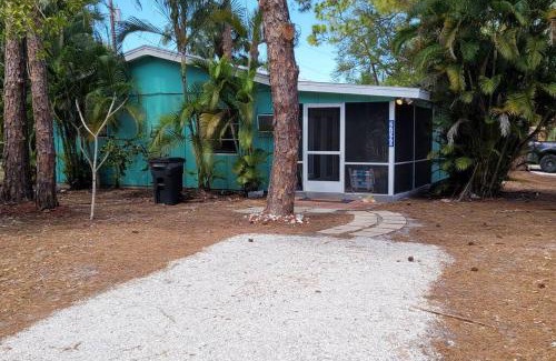Bonita Shores Apartment | Sea Turtle - Fresh Spacious Cottage W&D Kit 1.3 Mi to Beach