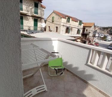 Marina Apartment | Sea-View Apartment - Sleeps 4 Parking & Balcony