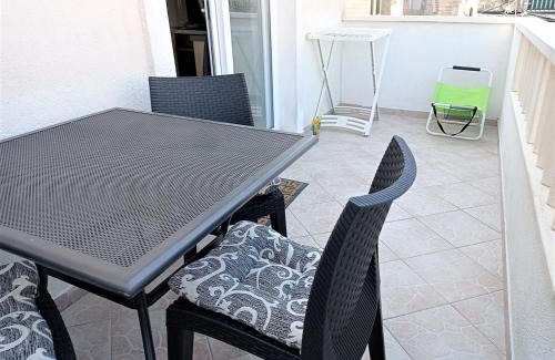 Marina Apartment | Sea-View Apartment - Sleeps 4 Parking & Balcony