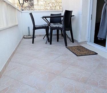 Marina Apartment | Sea-View Apartment - Sleeps 4 Parking & Balcony