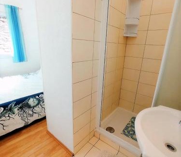 Marina Apartment | Sea-View Apartment - Sleeps 4 Parking & Balcony