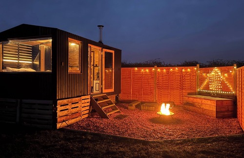 Mortehoe Cabin | Sea View, Outdoor Bath, Tiny Home