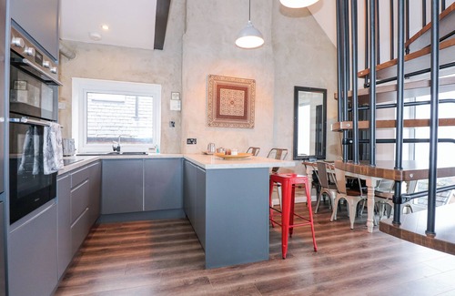 Penrhyn Bay House | SEA VIEW, pet friendly, with hot tub in Penrhyn Bay